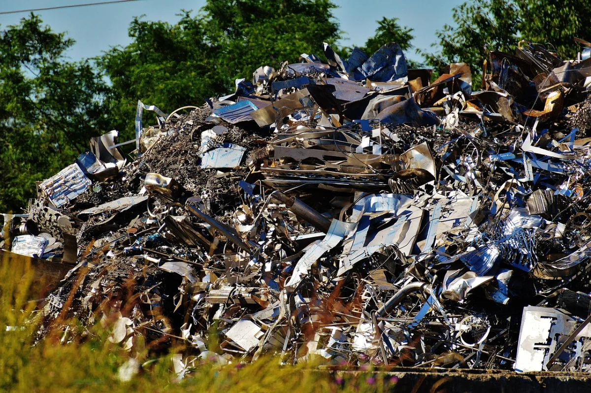 Container för metallåtervinning uppställd vid industriområde